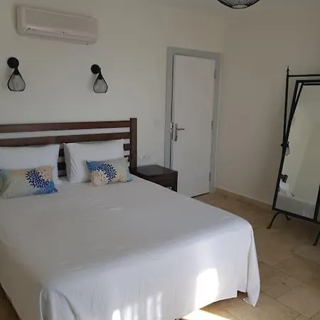 Lovely 2 Bedroom With Stunning Sea Views 卡斯